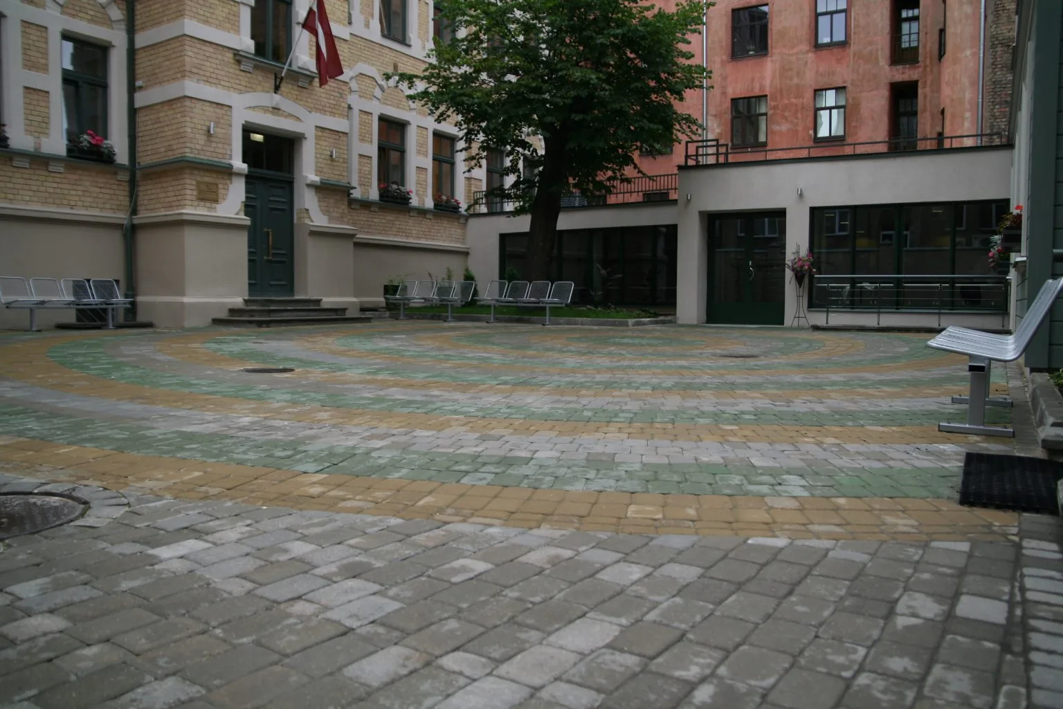 Bruģēšana un labiekārtošana Rīgas 1. speciālās internātpamatskolas teritorijā